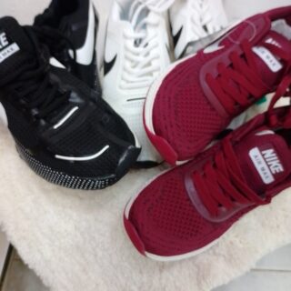 TENIS CON MARCAS DE COLORES OFERTA