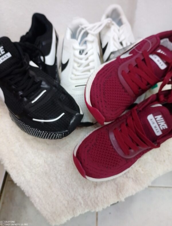 TENIS CON MARCAS DE COLORES OFERTA